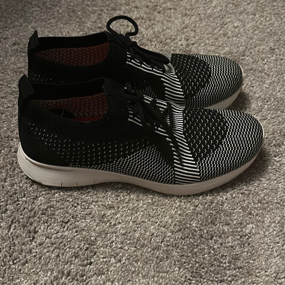 Black and white fitflop 7.5 tennis shoes